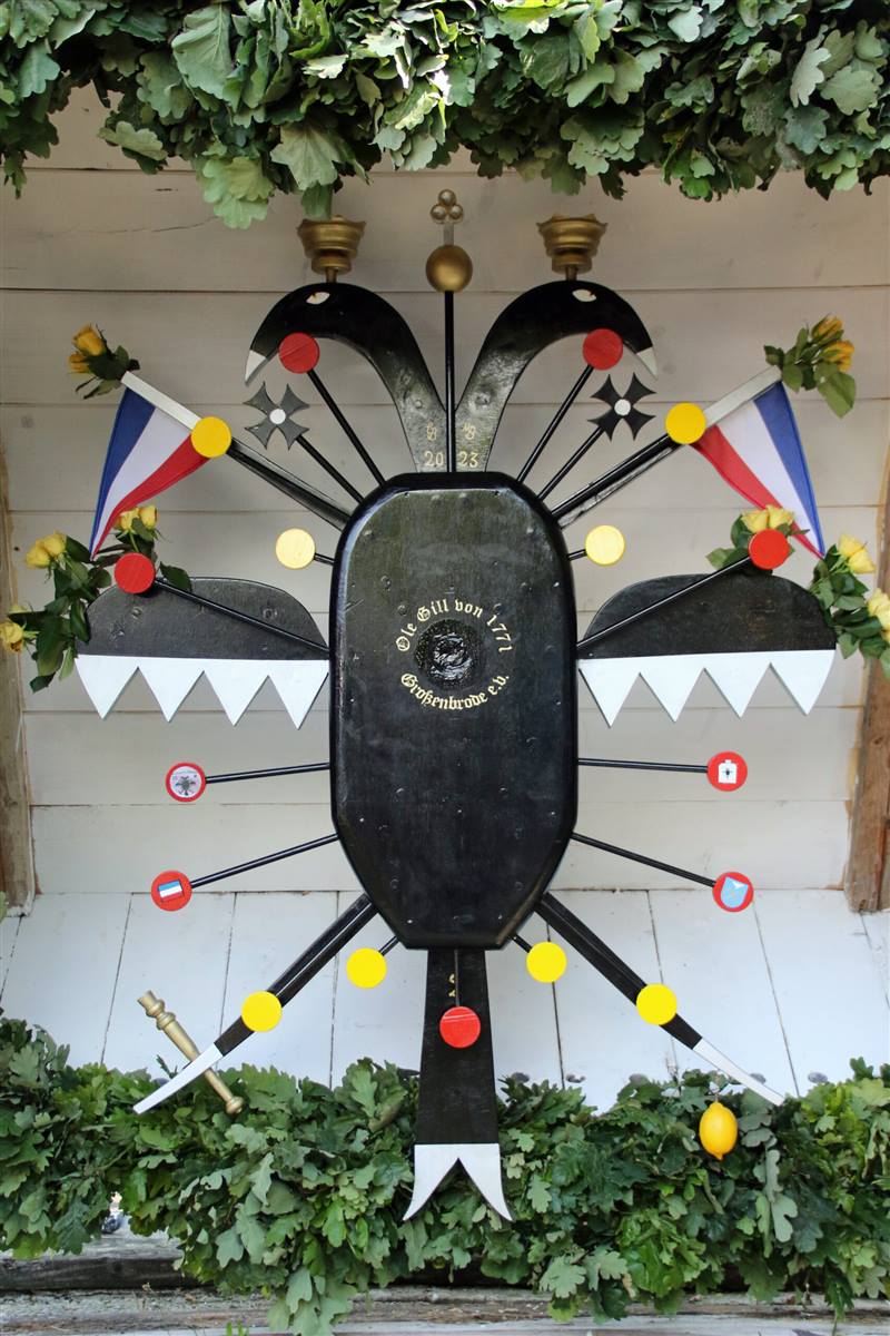 Der echte hölzerne Gildevogel der Ole Gill mit Eichenlaub und Zielmarken
